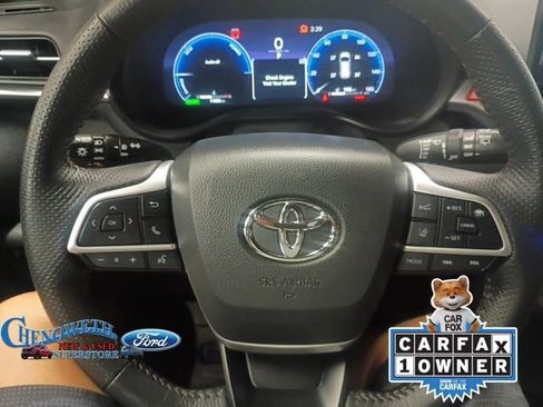 Used 2025 Toyota Sienna Limited image 10