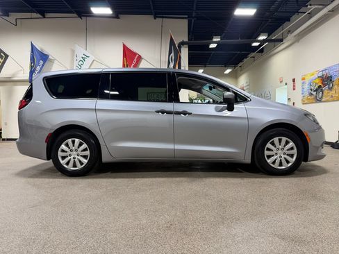 Used 2021 Chrysler Voyager L FWD image 4