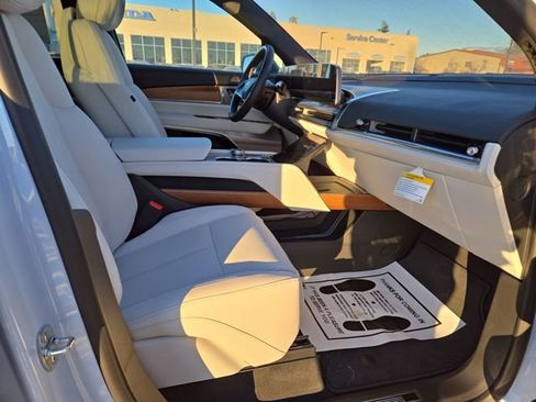 New 2026 Cadillac Vistiq Luxury image 40