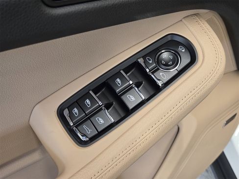 Used 2025 Porsche Macan image 14