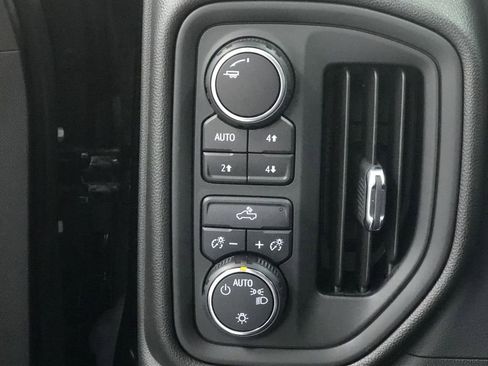 Used 2019 Chevrolet Silverado 1500 Custom Trail Boss w/ Infotainment Package AWD/4WD image 16