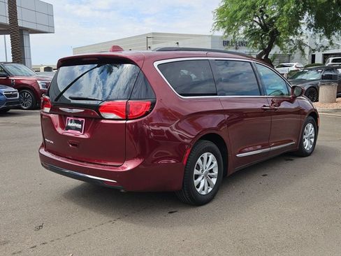 Used 2017 Chrysler Pacifica Touring-L FWD image 5