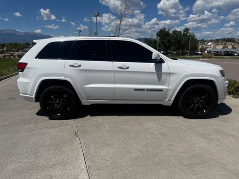 Used 2017 Jeep Grand Cherokee Altitude AWD/4WD image 9