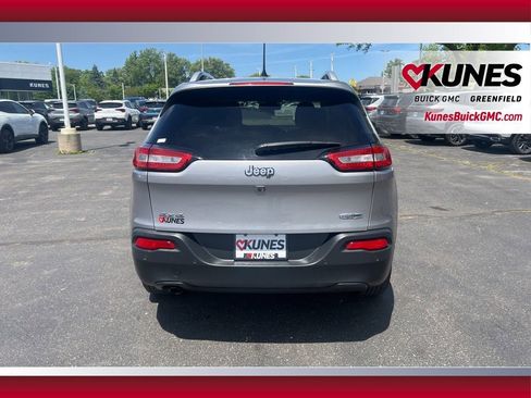 Used 2018 Jeep Cherokee Latitude w/ Safety Group AWD/4WD image 5