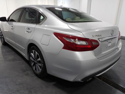 Used 2017 Nissan Altima 2.5 SL w/ Moonroof Package image 6