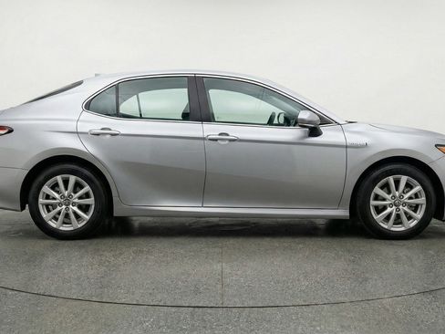 Used 2025 Toyota Camry LE image 11