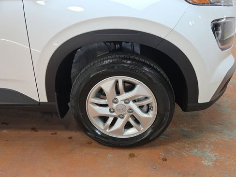 Certified 2025 Hyundai Venue SE image 8