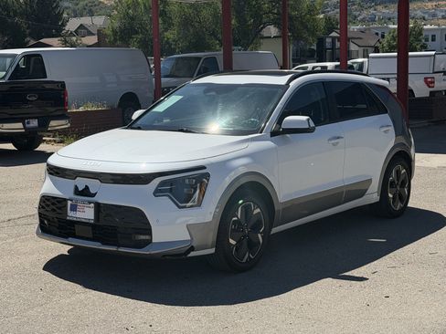 Used 2023 Kia Niro Wave w/ Wave Preserve Package FWD image 2