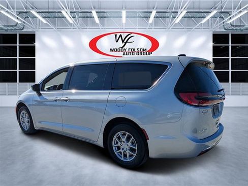 New 2026 Chrysler Pacifica Select image 5