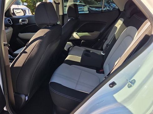 Used 2025 Hyundai Venue SEL image 13
