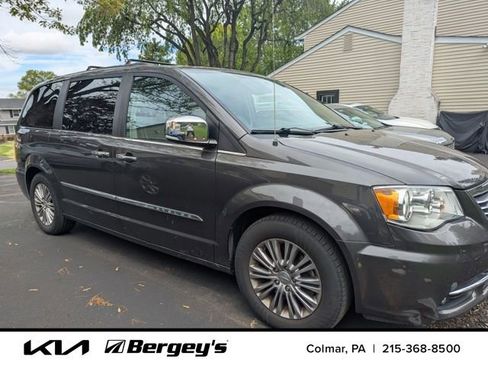 Used 2016 Chrysler Town & Country Touring-L FWD image 1