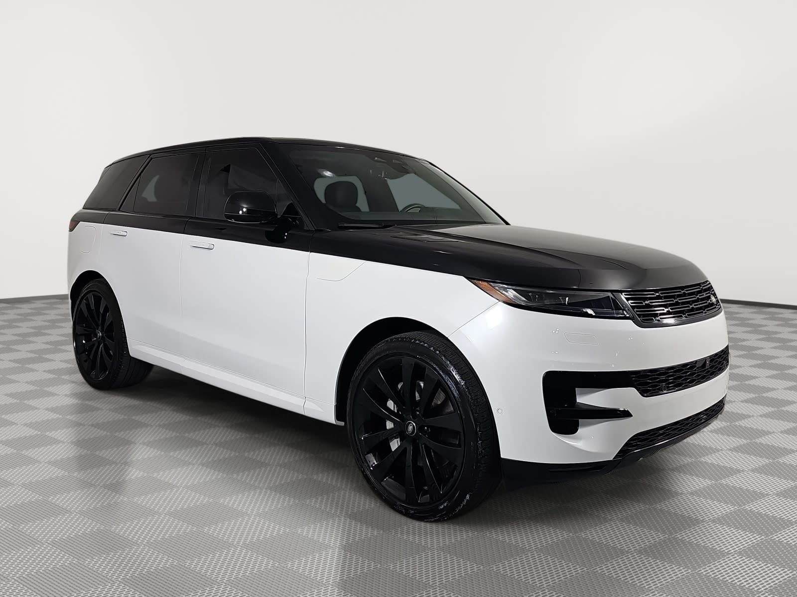 Used 2024 Land Rover Range Rover Sport SE AWD/4WD image 2