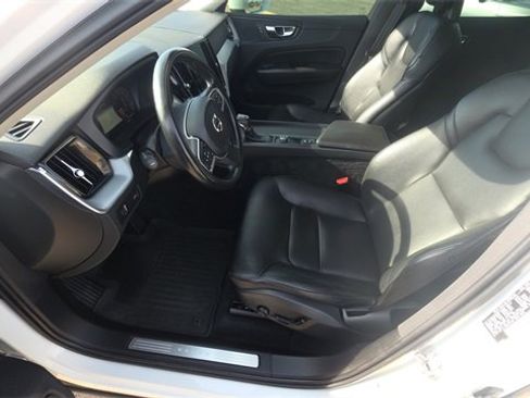 Used 2018 Volvo XC60 T6 Momentum w/ Advanced Package image 13