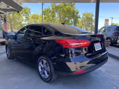Used 2018 Ford Focus SE w/ SE Appearance Package FWD image 12