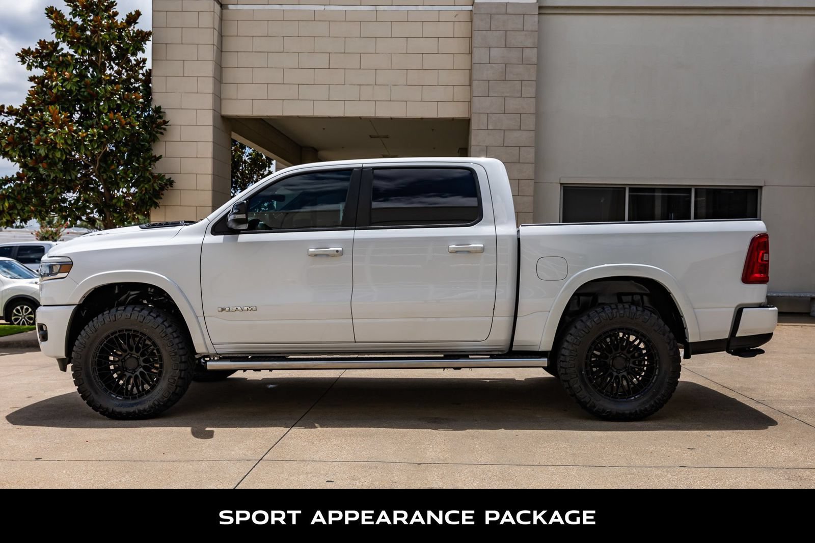 Used 2025 RAM 1500 Laramie AWD/4WD image 6