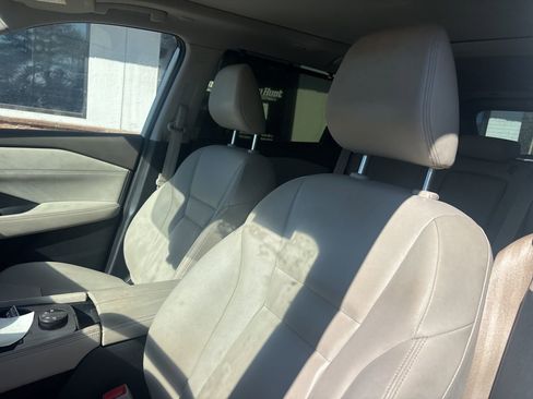 Used 2023 Nissan Rogue SL w/ SL Premium Package image 3