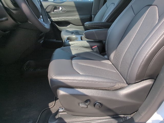 New 2026 Chrysler Pacifica Select FWD image 9