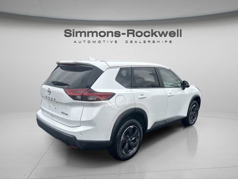 Used 2024 Nissan Rogue SV image 6