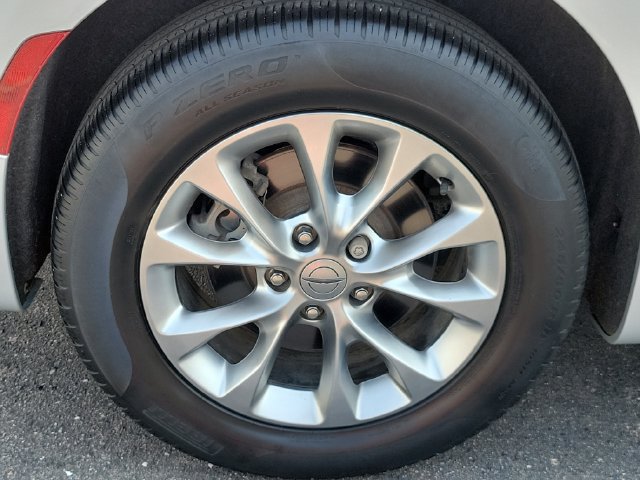 Used 2023 Chrysler Pacifica Touring-L AWD/4WD image 32