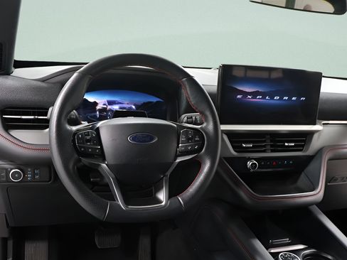 Used 2025 Ford Explorer ST-Line w/ ST-Line Street Pack AWD/4WD image 5