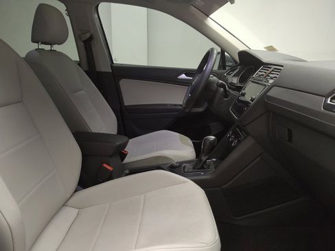 Used 2020 Volkswagen Tiguan SE w/ Panoramic Sunroof Package image 21