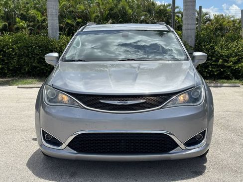 Used 2020 Chrysler Pacifica Touring-L FWD image 2