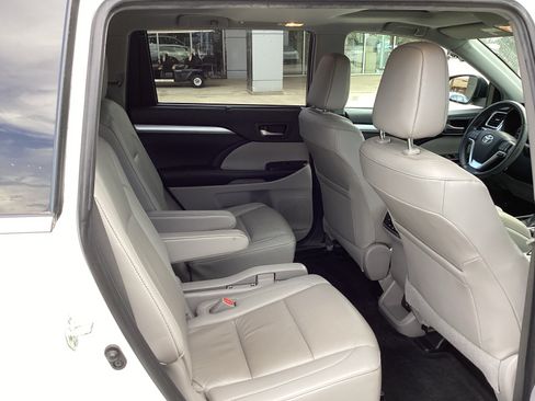 Used 2019 Toyota Highlander XLE FWD image 11