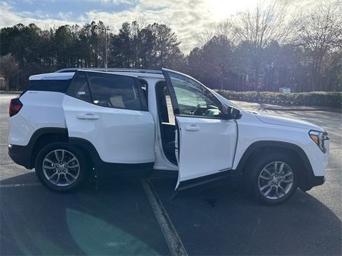 Used 2024 GMC Terrain SLT image 11