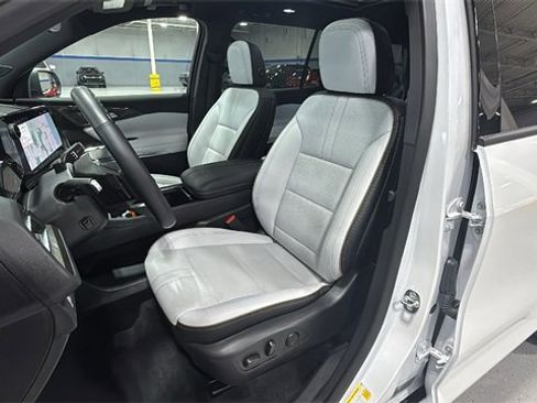 Used 2025 Chevrolet Traverse High Country image 11