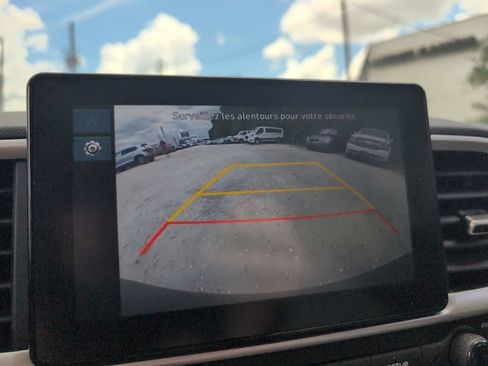 Used 2025 Hyundai Venue SEL FWD image 17