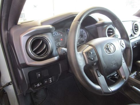 Used 2022 Toyota Tacoma TRD Off-Road AWD/4WD image 31