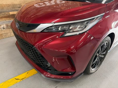 Used 2021 Toyota Sienna XSE FWD image 4