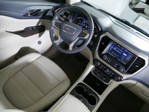 Used 2022 GMC Acadia Denali w/ Denali Ultimate Package FWD image 9