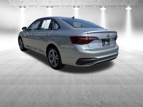 Used 2024 Volkswagen Jetta SE FWD image 3