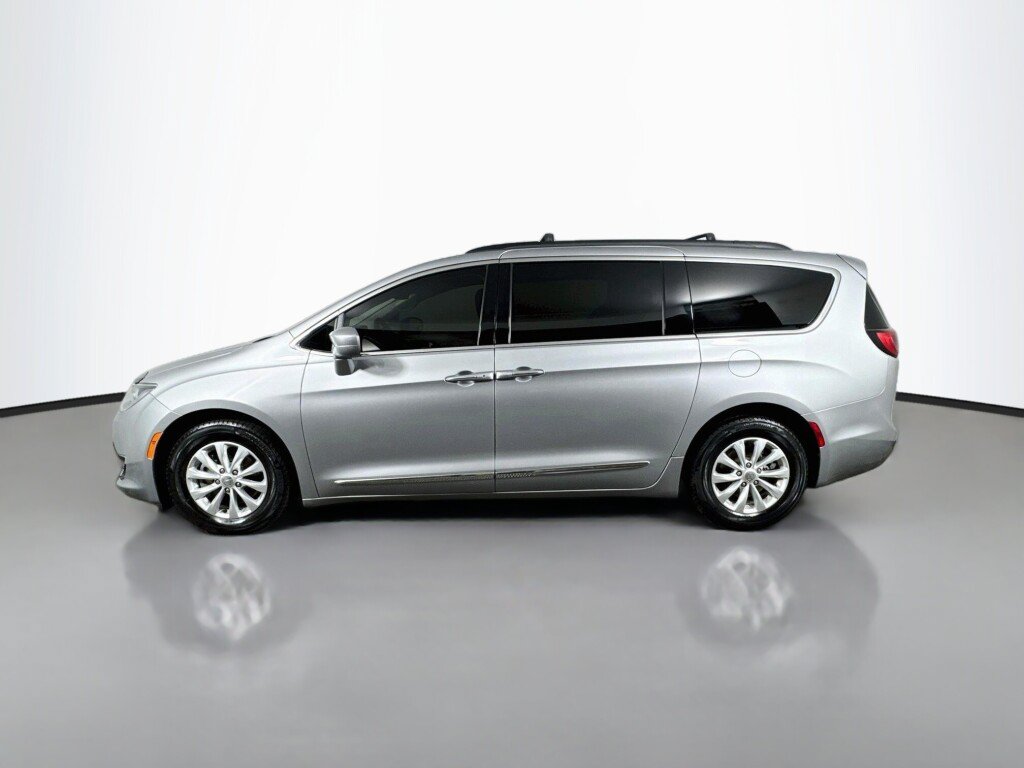 Used 2017 Chrysler Pacifica Touring-L FWD image 2