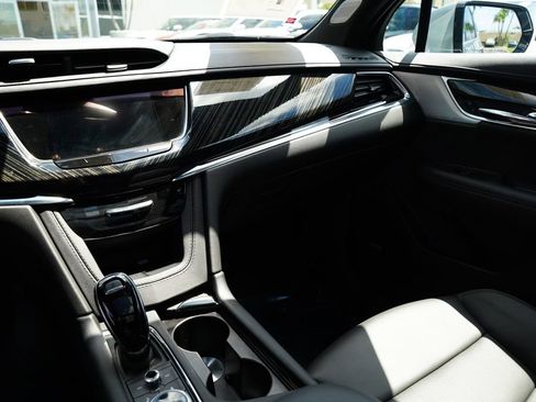 Used 2025 Cadillac XT6 Premium Luxury image 34