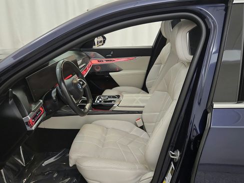 Used 2023 BMW i7 xDrive60 w/ Executive Package 2 AWD/4WD image 18