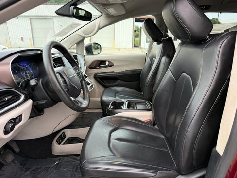 Used 2020 Chrysler Voyager Lxi FWD image 2