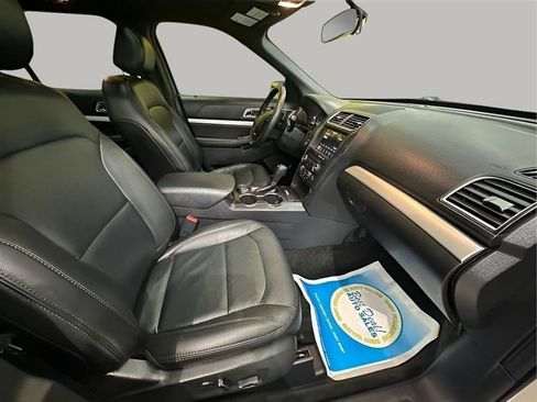 Used 2017 Ford Explorer XLT w/ Equipment Group 202A AWD/4WD image 27