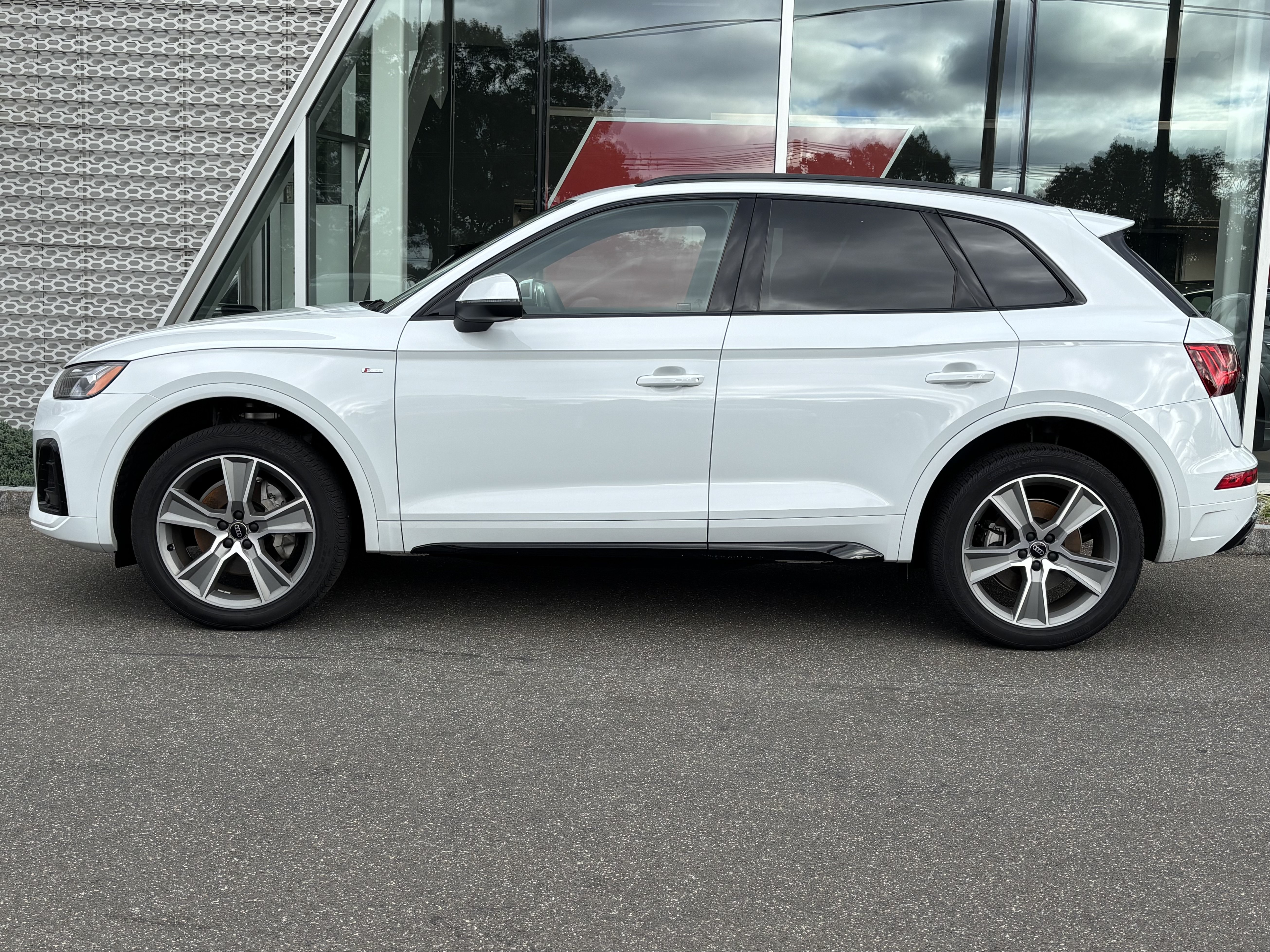 Certified 2025 Audi Q5 2.0T Premium w/ Convenience Plus Package AWD/4WD image 2