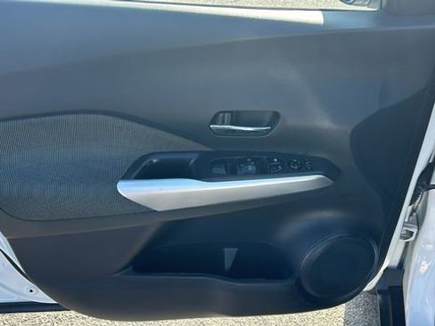 Used 2018 Nissan Kicks SV image 16