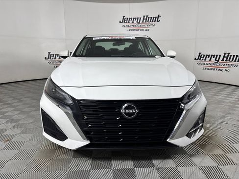 Used 2023 Nissan Altima 2.5 SV AWD/4WD image 3