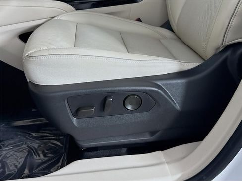 Certified 2022 Buick Envision Essence w/ Technology Package I FWD image 22