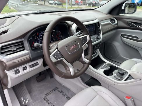Used 2023 GMC Acadia SLT w/ Technology Package FWD image 16
