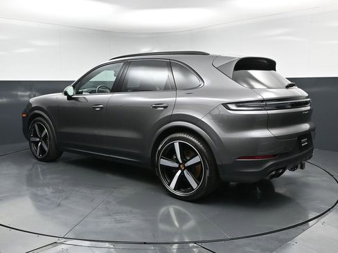Used 2025 Porsche Cayenne AWD/4WD image 3