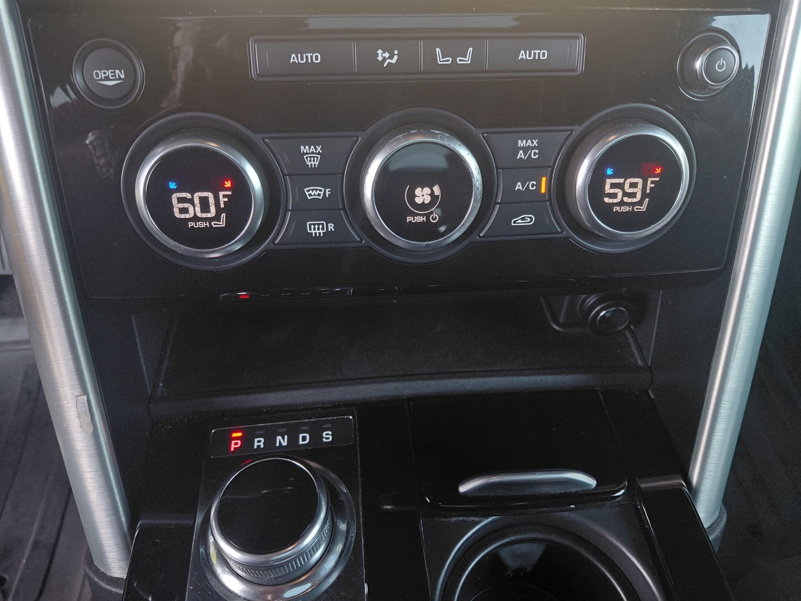 Used 2018 Land Rover Discovery HSE AWD/4WD image 14