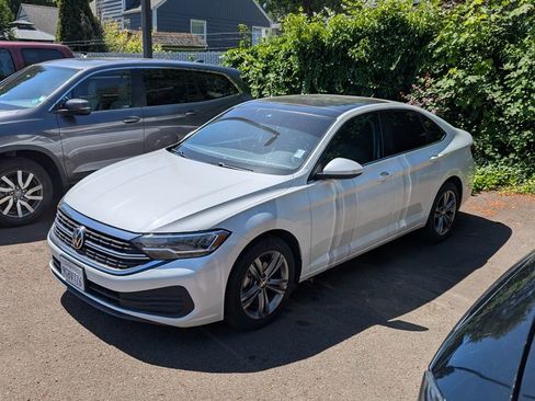Used 2023 Volkswagen Jetta SE w/ Panoramic Sunroof Package FWD image 2