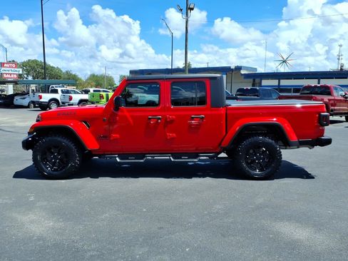 Used 2022 Jeep Gladiator Sport AWD/4WD image 2