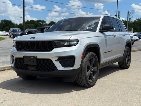 Used 2023 Jeep Grand Cherokee Altitude AWD/4WD image 2