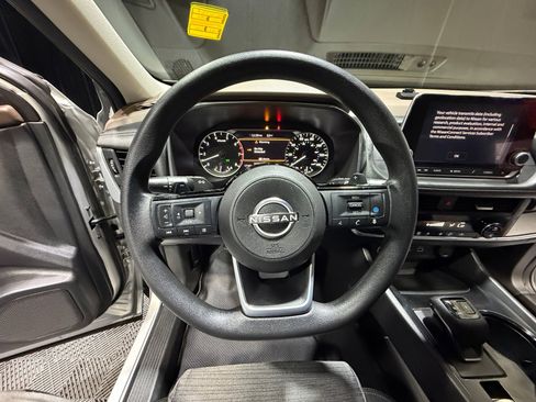 Used 2023 Nissan Rogue SV image 9